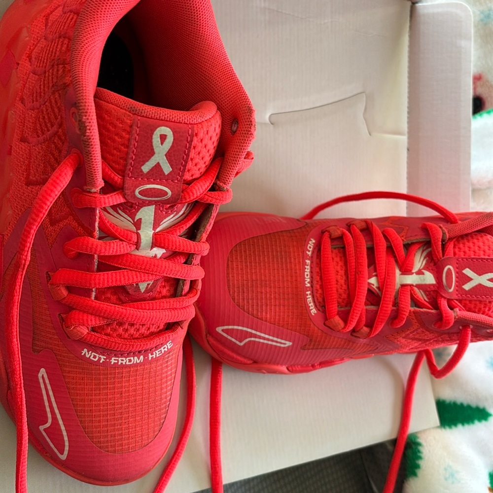 Boys size 5 LaMelo ball basketball shoes mb.01 puma breast cancer awareness look